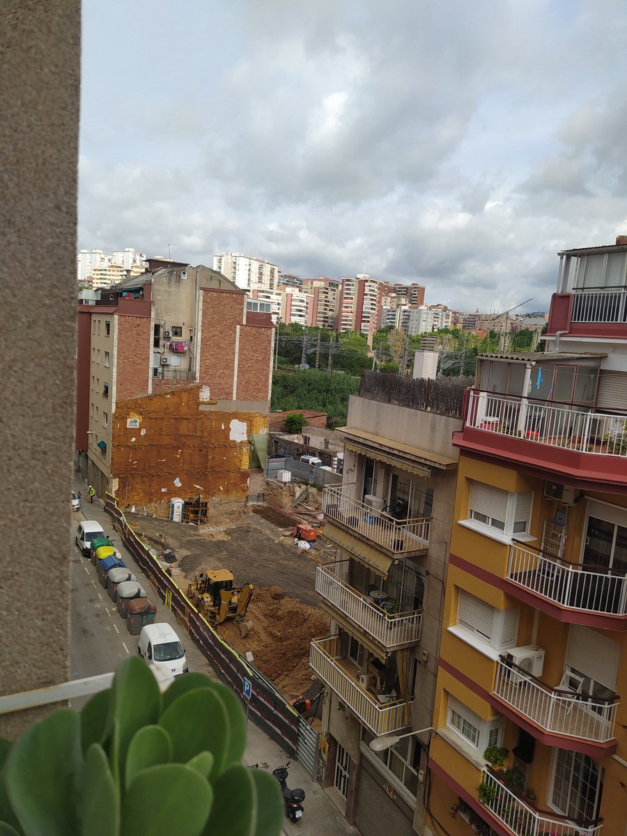 Rayenamaru's tweet photo. Esta es la vista. Os imagináis el audio? Mi hijo ama está grúa tanto como yo la odio. Quiero que sea sábado solo para que se vayan a descansar. https://t.co/BGWC8g4hwk