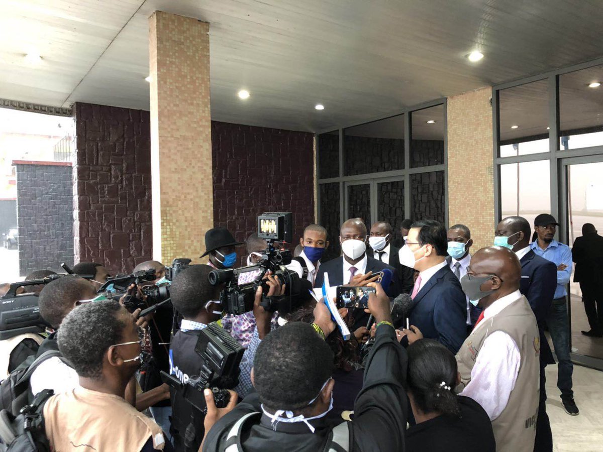 AmbCHINEenRDC's tweet photo. Sous la pluie de bénédiction, l’équipe d’experts médicaux chinois arrive à Kinshasa. Merci à l’accueil chaleureux de la partie congolaise. 🇨🇩🤝🇨🇳@RDC_Minaffet @CoopMinRdc @MinSanteRDC @inrb_kinshasa https://t.co/jAsag3lO74