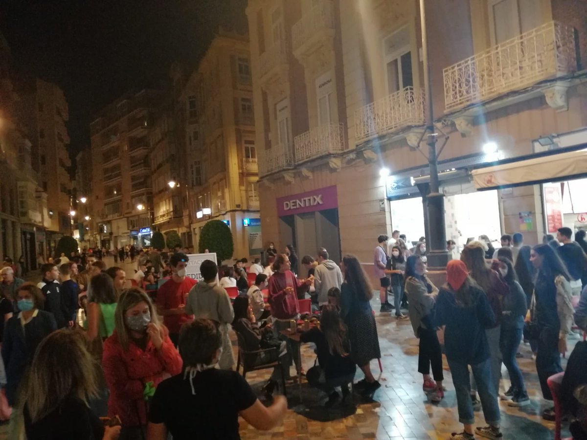 melonconcalamar's tweet photo. Murcia en fase 1. Las calles A PETAR. Pero luego la culpa es de Sánchez, Simón y de quien haga falta menos uno mismo. La culpa es de la gente que es incapaz de pensar por sí misma responsablemente. La culpa es de la gente a la que les das la mano y se llevan el brazo. https://t.co/njlr2QkhpS