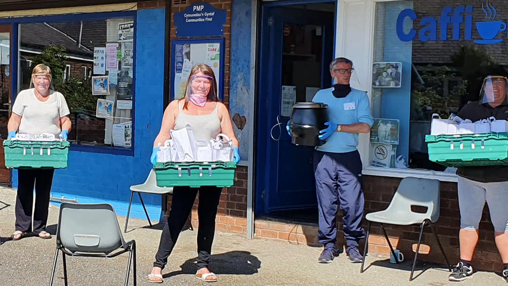 BCTWales's tweet photo. 9โฃ0โฃ0โฃ๐!
In Maesgeirchen, Bangor, volunteers have now delivered over 900 hot meals to people in the community during #Covid19
Their regular Tuesday night pop-up community cafe has become a food delivery service for older people during the crisis. #communityresponse https://t.co/944aOUbEQa