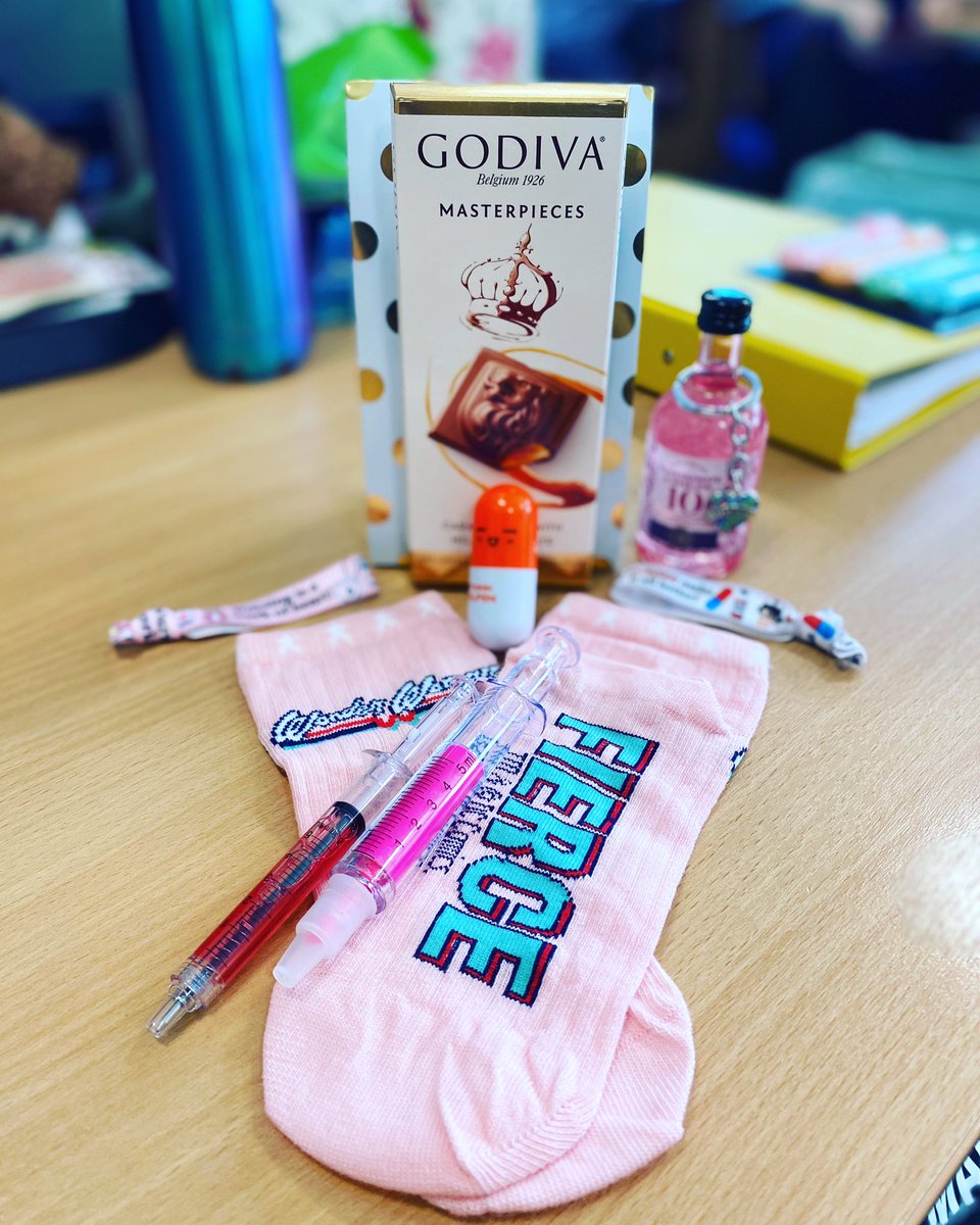 CharlotteNHSRN's tweet photo. A beautiful and loving gift from @KezHolden for #InternationalNursesDay to the @GlosIPC (I was only in this team for a month) you are all the loveliest humans, thanks for being so inclusive and making me feel like I have a place here 🥰 #OfficeShare #yearofthenurseandmidwife https://t.co/aylTWARAEs
