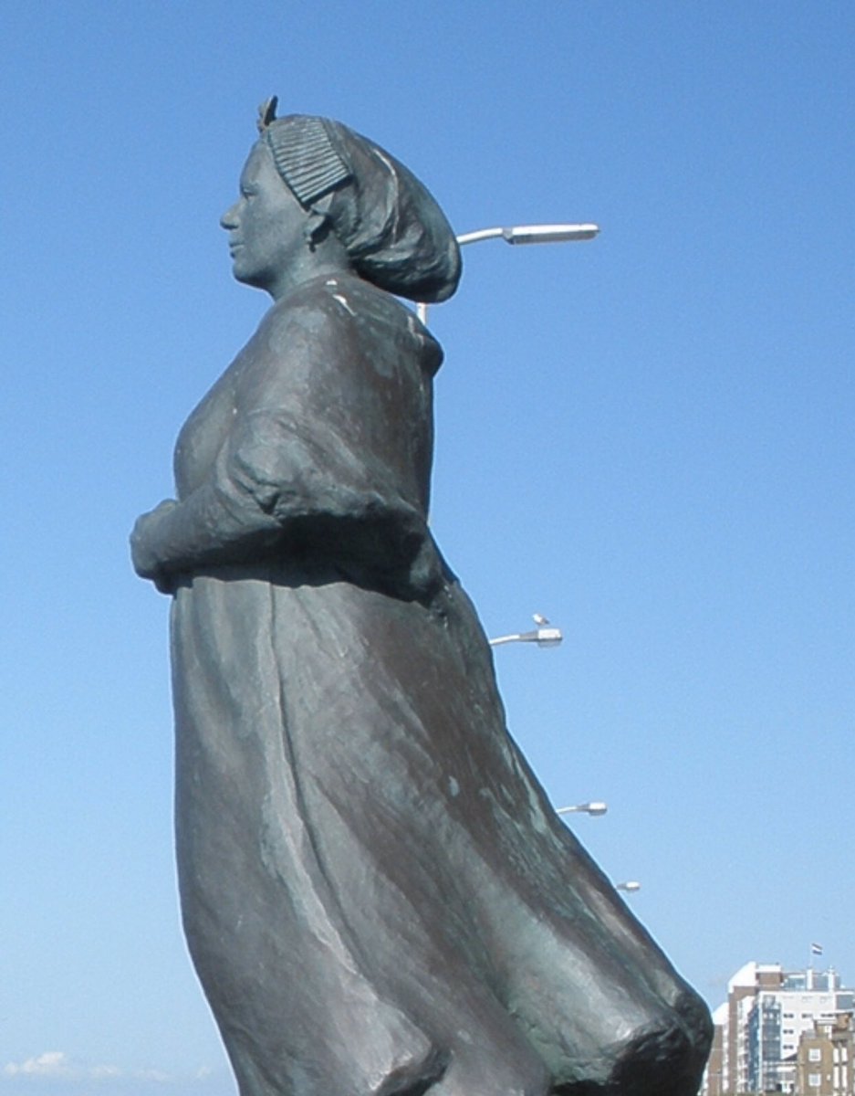 Rouw op Scheveningen. Als dorp aan zee leven we mee met de nabestaanden, vrienden en familie van de surfers die voor ons strand de strijd met de zee niet konden winnen. 
Diep respect voor alle hulpverleners, waaronder de vrijwilligers van het KNRM reddingsstation Scheveningen.