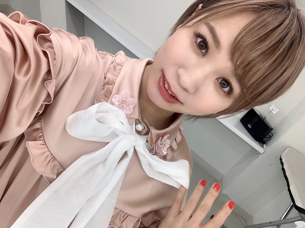 GUMi_BiSH's tweet photo. 美人百花のときのデカリボンの服めっちゃ女の子すぎて新鮮だった！！みんな女子になってるのでぜひ〜。 https://t.co/AgpEIlfnP8