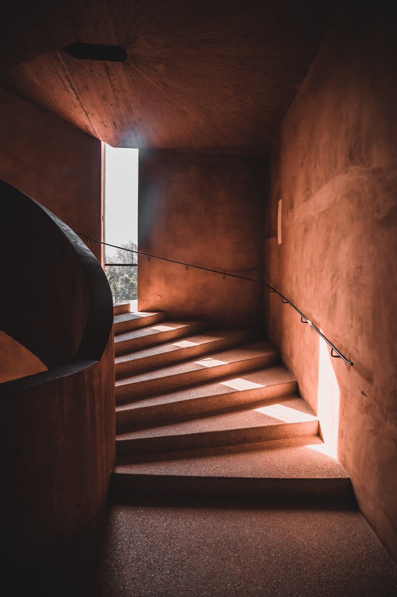 Wenn die Sonne strahlt, ist es besonders schön im Treppenturm von <a href="/HerzogdeMeuron/">Herzog & de Meuron</a>! 

Foto: Aleksandar Filipovic