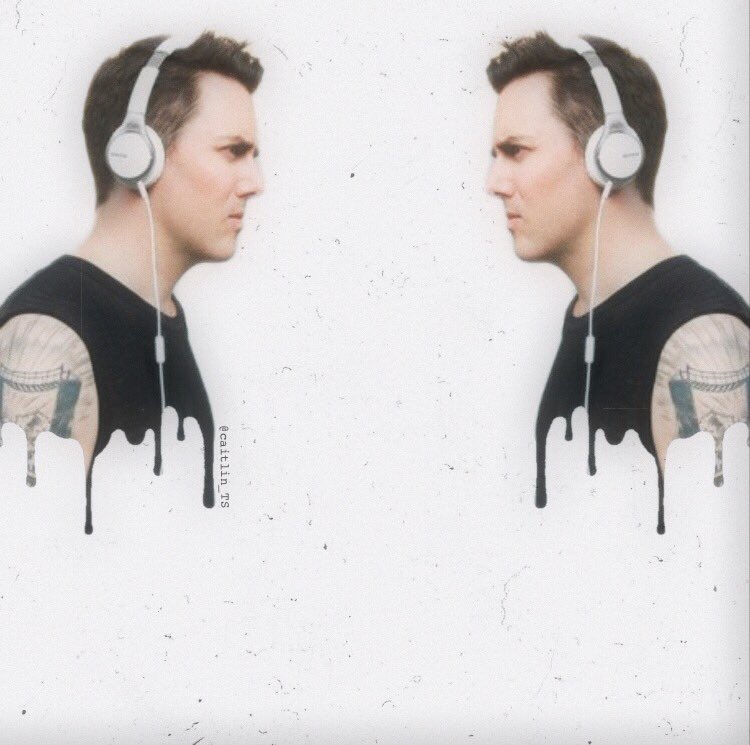 caitlin_TS's tweet image. Headphones in i’m walking by the hotel bar on 5th 🎵
#SameTime
@thescript @glenofthepower 
📸- creds to owner