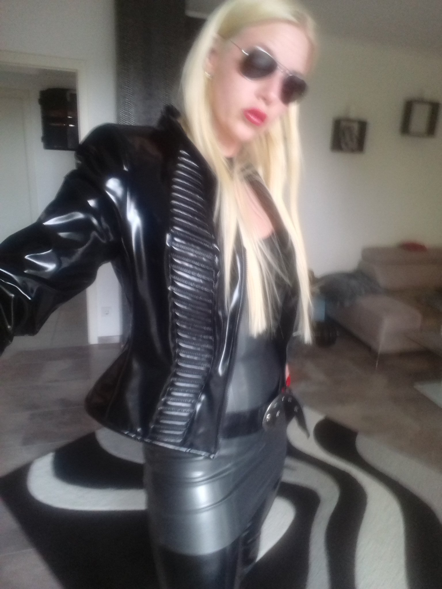 Lady Sabrina on Twitter "Latex tragen bereitet auch Zuhause Freude