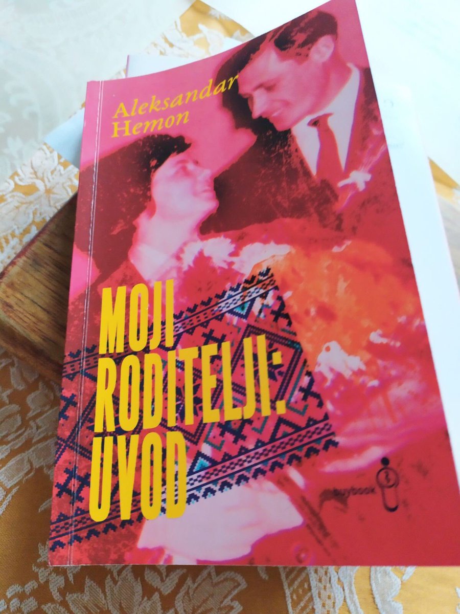 Sekakeka's tweet photo. Kad djeca i roditelji čitaju iste knjige. #aleksandarhemon #generacije https://t.co/cP9109VZgl