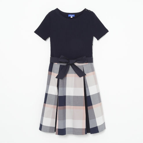 Blue Label Crestbridge ブルーレーベルの代表アイテム クレストブリッジチェックのドッキングワンピースがこの夏も登場 スカートのプリーツのマチ部分を無地にすることで表情をプラス 今シーズンのクレストブリッジチェックの新色のドッキングなら