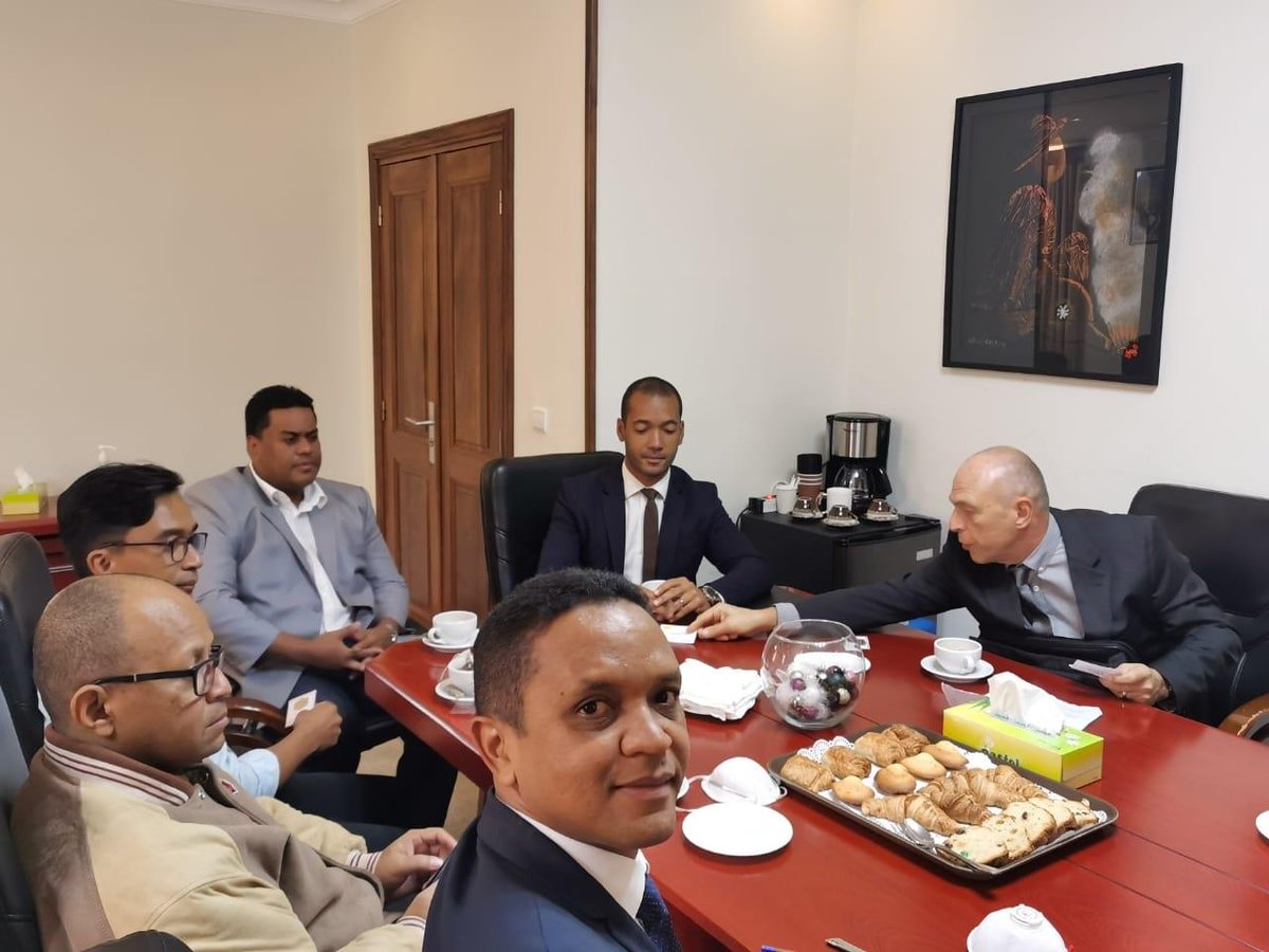 SebtpMada's tweet photo. Rencontre entre des représentants membres du
#SEBTP et Mme Lantosoa Rakotomalala, Ministre de l'Industrie, du Commerce et de l'Artisanat, Mr Angelo Zasy, Vice Ministre en charge des villes nouvelles et de l'habitat.
👉https://t.co/LCEbXfNTxN👈
#SEBTP https://t.co/3DuYy2bVD9