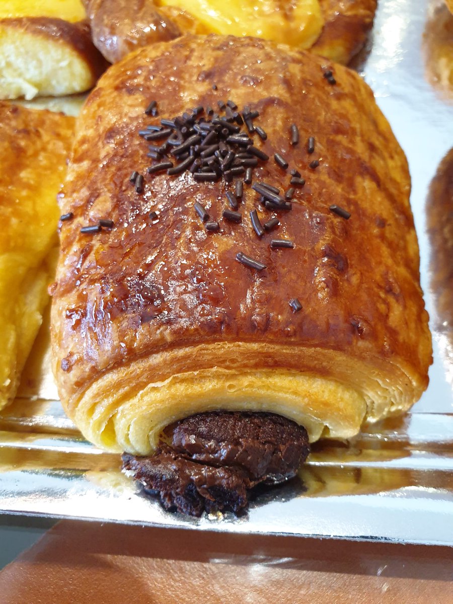 TiendasUniko's tweet photo. A partir de hoy, ya tenemos de vuelta a nuestros amigos de la Confiteria Romanos con las pilas cargadas y trayendo sus exquisitos dulces todos los días a Úniko ¿Quieres sorprender con el mejor de los desayunos?🥐 Puedes hacer tus encargos en el 942 13 91 39 #croissant #desayunos https://t.co/toq8IrZ7vc