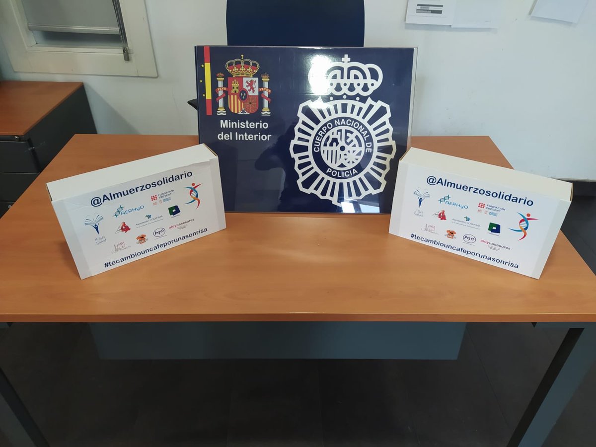 ALMUERZOSOLIDA1's tweet photo. También nuestra fuerzas de seguridad reciben tus mensajes junto con el desayuno solidario #COVIDー19 @a70grados @IFSASALUD https://t.co/iVOQjySZk0