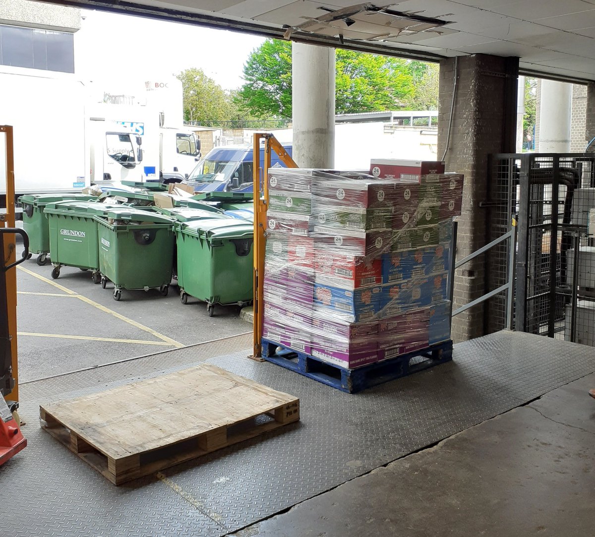 Vending_People's tweet photo. We're proud to be donating to the fantastic heroes at Royal Berkshire Hospital, you guys and the entire #NHS are truly amazing!

#thankyounhs https://t.co/6Q16c19dua