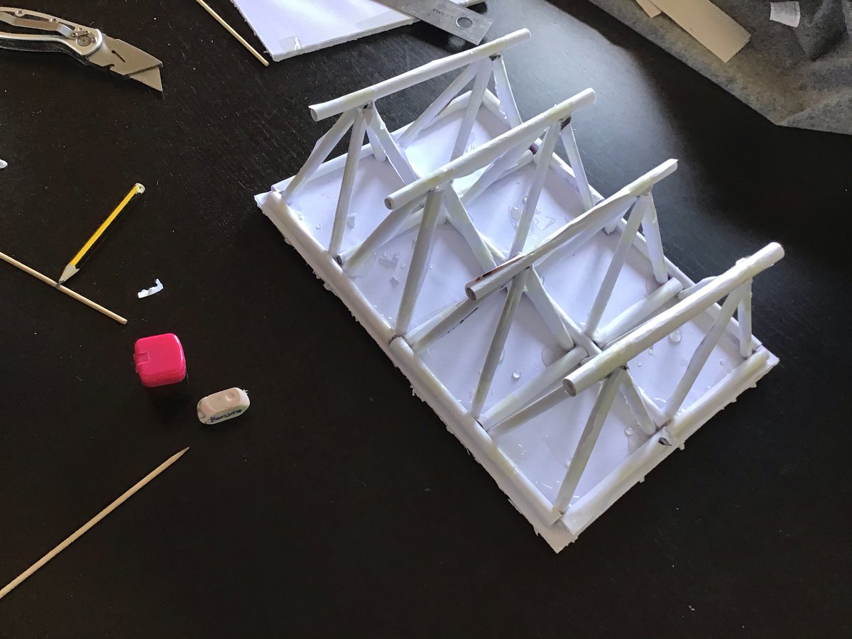 manyanetmolins's tweet photo. Felicitats als primers ponts de paper de 1rESO! Ànims a la resta, a veure quin aguanta més pes! #technology #bridgestructure #aprenemadistància #125manyanetmolins #steam https://t.co/EsSvpWIou9