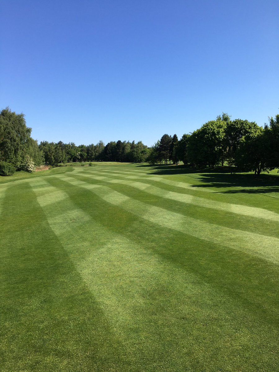RobGroves78's tweet photo. Summer heights!! Going to be a long day! Shout out to all the Greenkeepers continuing to put shifts in for their members and visitors. Also on #InternationalNursesDay massive applause to you all especially my sister @g_tothe_roves and all at Stevenage Lister Hospital! 👏 https://t.co/KVOTDOgF80