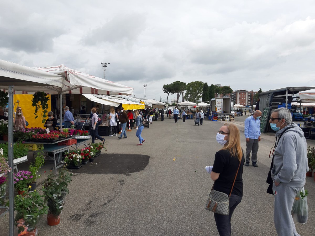 Damiano_Coletta's tweet photo. Sopralluogo al mercato del martedì che ha riaperto oggi solo per i generi alimentari. Situazione sotto controllo grazie al senso di responsabilità di commercianti e cittadini. E grazie al controllo della Polizia Locale. Vincere la sfida col virus dipende da ognuno di noi.

#Fase2 https://t.co/rCq5RwQgY1