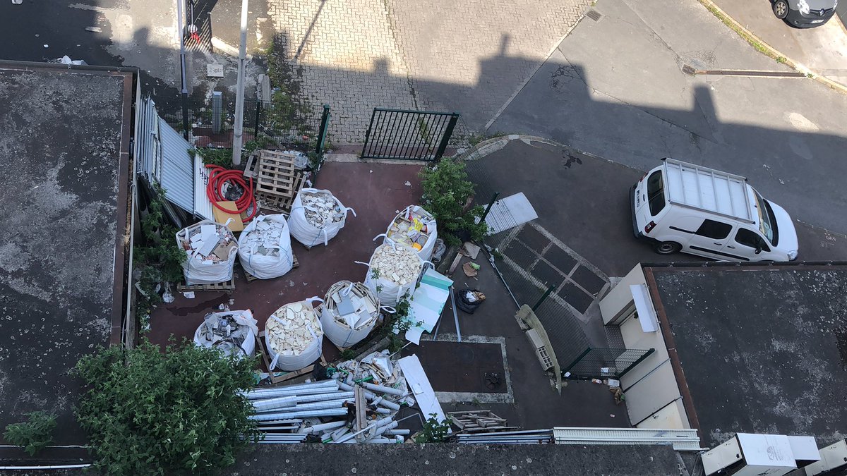 RiverainsG's tweet photo. @SNCF @GroupeSNCF : encore combien de temps ces détritus sous nos fenêtres ? ça doit bien faire un an que c’est là... Ça fait peur pour le reste des opérations !!! https://t.co/4AFBHuSI5J