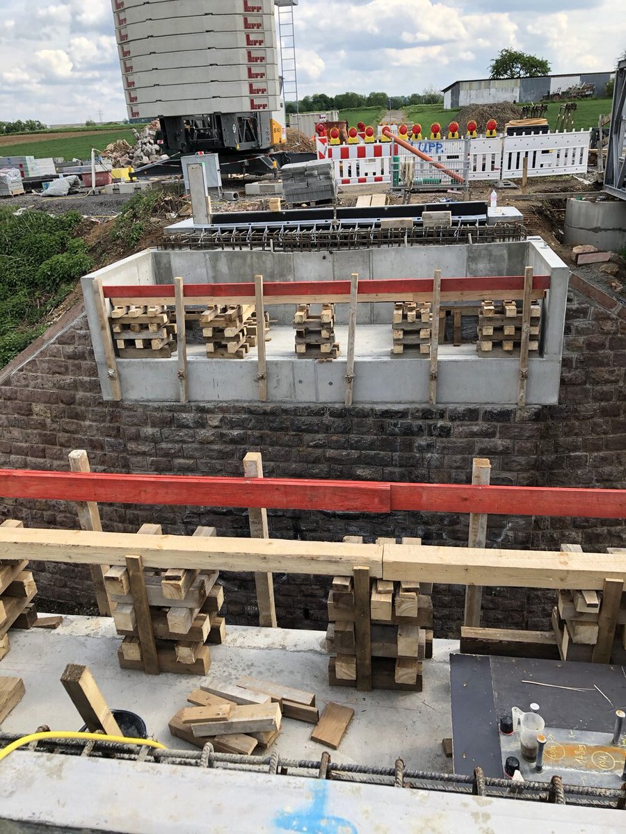 CDUBadVilbel's tweet photo. Bald steht #Gronau's neue Brücke
Ortsvorsteher Schäfer (CDU): „Gute Nachricht für unsere Landwirte“
Ein weiteres #BadVilbeler Bauprojekt wird Konkret: Die Gronauer Brücke über die #Niddertalbahn wird erneuert.
Brücke ist oberleitungstauglich!
#CDUGronau
https://t.co/79DQ0HdwnY https://t.co/uUMRQbhdsc