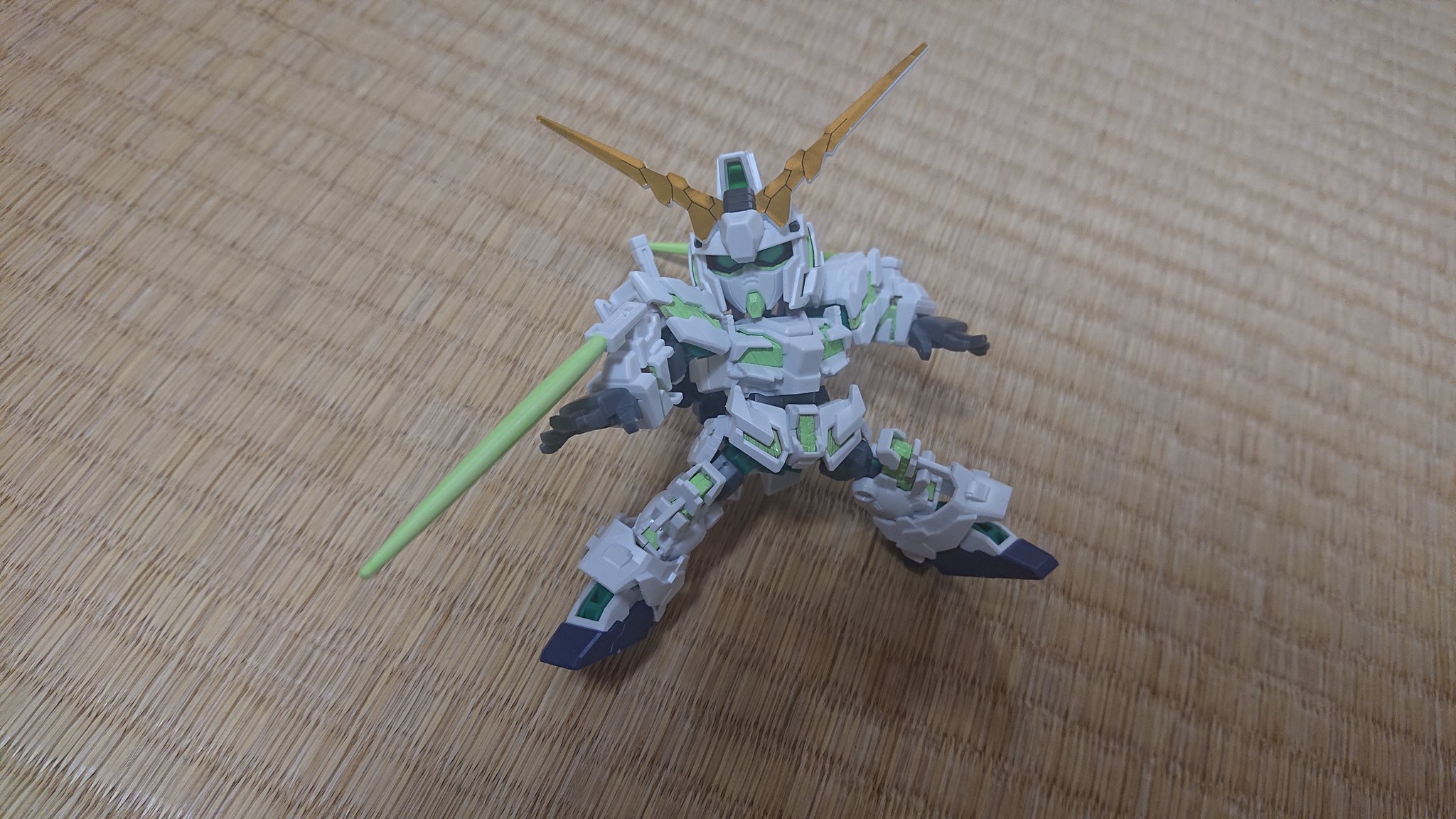 えいむ君 イナイレgo4執筆中 Sdcsユニコーンガンダムをガンダムマーカー蛍光グリーンで塗装 結局手軽なマーカーにしました Mgペルフェクティビリティの塗装の前にテストで作ったものです ブラックライト Uvライト を使う綺麗 薄い色味になったけどこれ