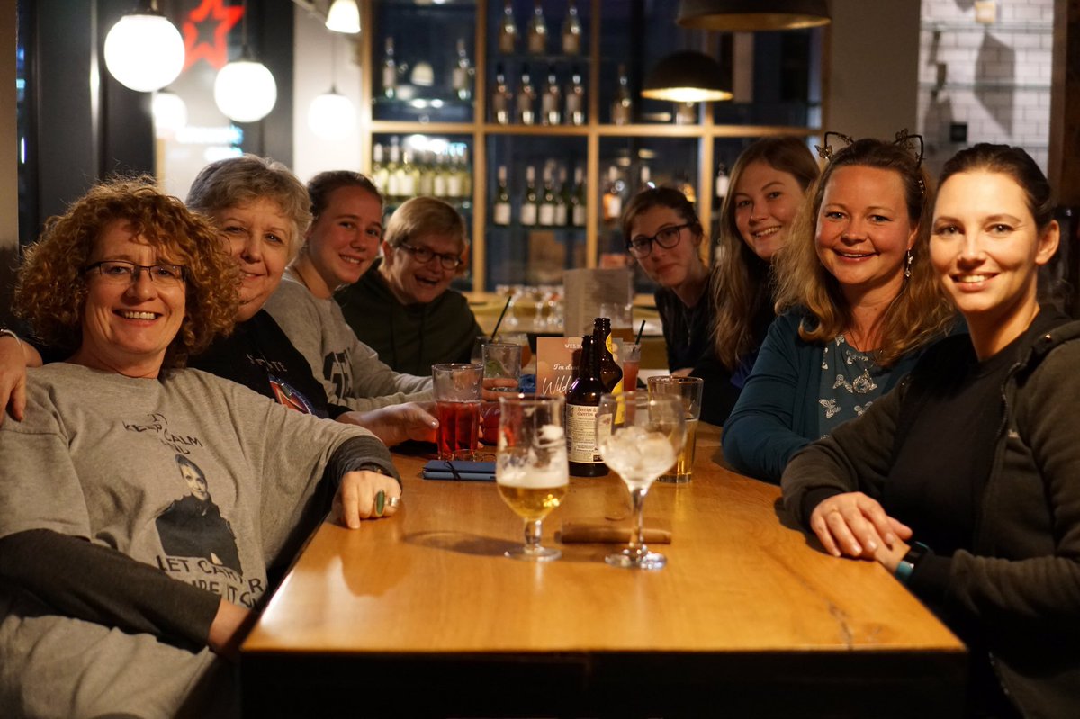 Listening to “Solitary Man” during my morning run brought back wonderful memories of Cal Mah 2.0 when @katehewlett sang “Solitary Fan” for us. It was so beautiful 🥰
But it makes me miss you all, especially my dear Holundas 😢