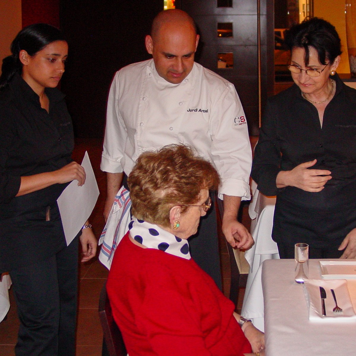 Recordando el primero servicio de Cinc Sentits, el primero cliente (la abuela Sofía) y el primero chupito hace 16 años hoy. 

Estamos trabajando para volver a brillar, con el mismo amor, ganas e ilusión que aquel día en mayo de 2004 y con la experiencia del camino recorrido.