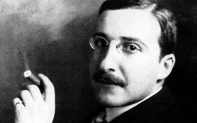 franceculture's tweet photo. Le Joueur d’échecs de Stefan Zweig en livre audio lu par Edouard Baer, est à la fois allégorie du confinement que nous venons de vivre et la preuve incontestable de la capacité du livre audio à proposer une autre expérience de la littérature #CultureMaison https://t.co/EGaQ2Chvpq https://t.co/n8YxPSBM2d