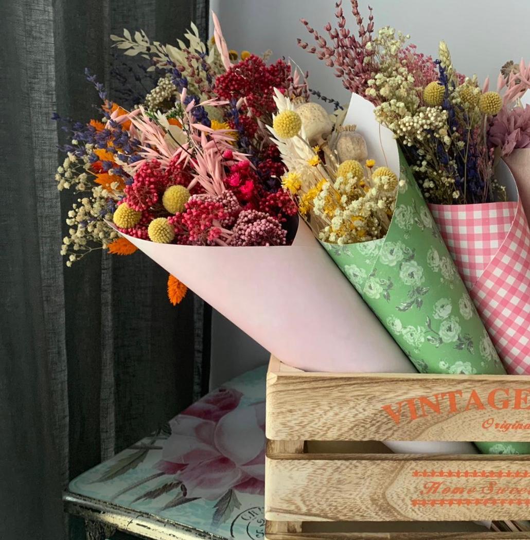 Nuestros cartuchitos de flores preservadas son una delicia. Encarga el tuyo ya y recuerda que esta semana estamos de promoción. Envíos gratuitos en #Sevilla capital en pedidos superiores a 30 euros.