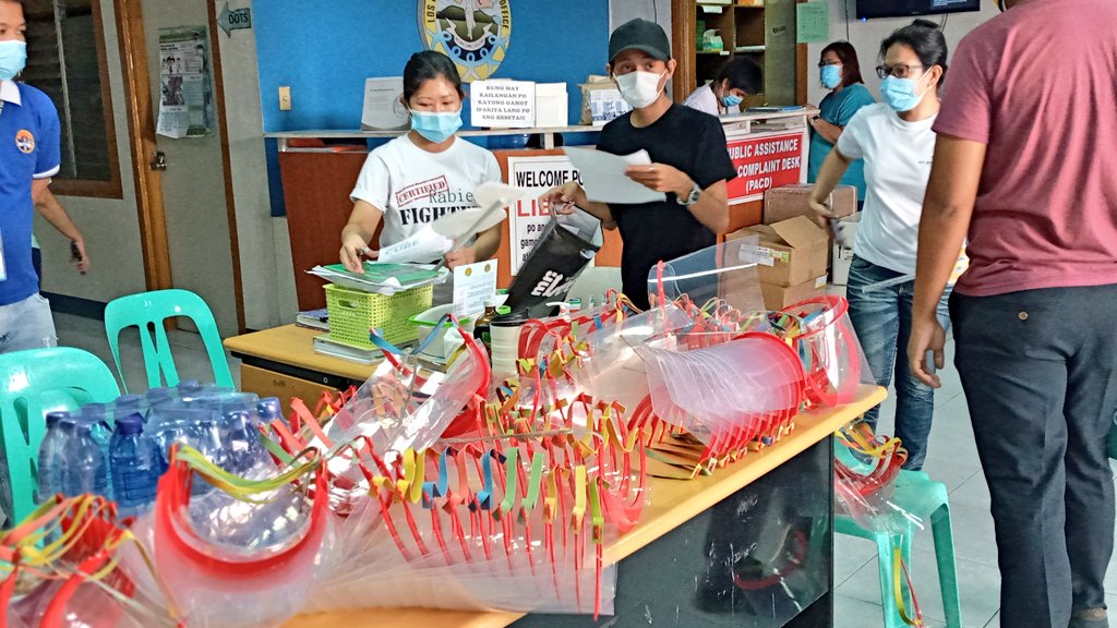 stpbuplb's tweet photo. Sa panahon ng pandemya, lagi nating dapat pahalagahan ang serbisyong hatid ng ating mga doctor, nurse, at iba pang healthcare workers at frontliners! Layon ng #TaskForceCURE at Shield the Frontliners PH ang protektahan ang mga manggagawang siyang pumoprotekta sa ating kalusugan. https://t.co/iYu7w1OlN5