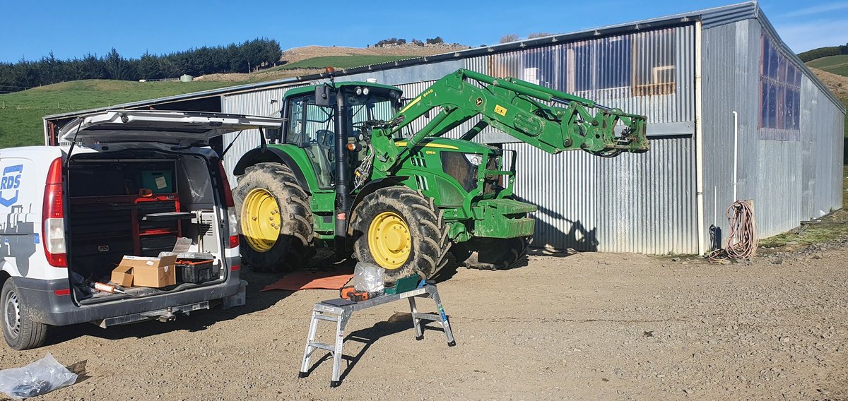 TotalAgControl's tweet image. Senior technician / owner Tony Houston has recently been out fitting @RDS_Technology loader scales in Milton. 18 degrees and not a cloud in the sky. Hows your office view? 🚜
#precisionag #precisionagriculture #loaderscales #nzfarming #farmingnz #newzealandfarming #ruraloffice