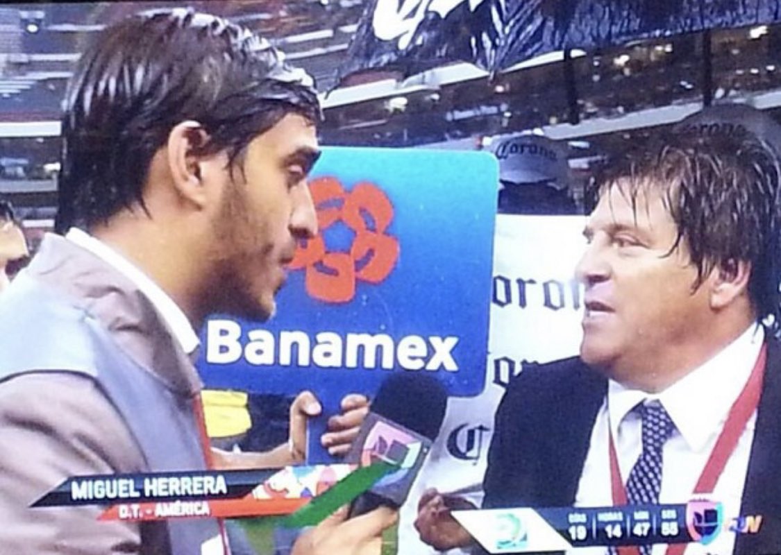 RodolfoLanderos's tweet photo. Hace siete años me tocó vivir la final entre América y Cruz Azul. La empapada de mi vida. 

No puedo ni describir como lo vivimos al pie de campo en esos últimos minutos después de aquel cabezazo de @MoyMu23. Estábamos detrás de la portería de Corona. https://t.co/yqyXqqrcgo