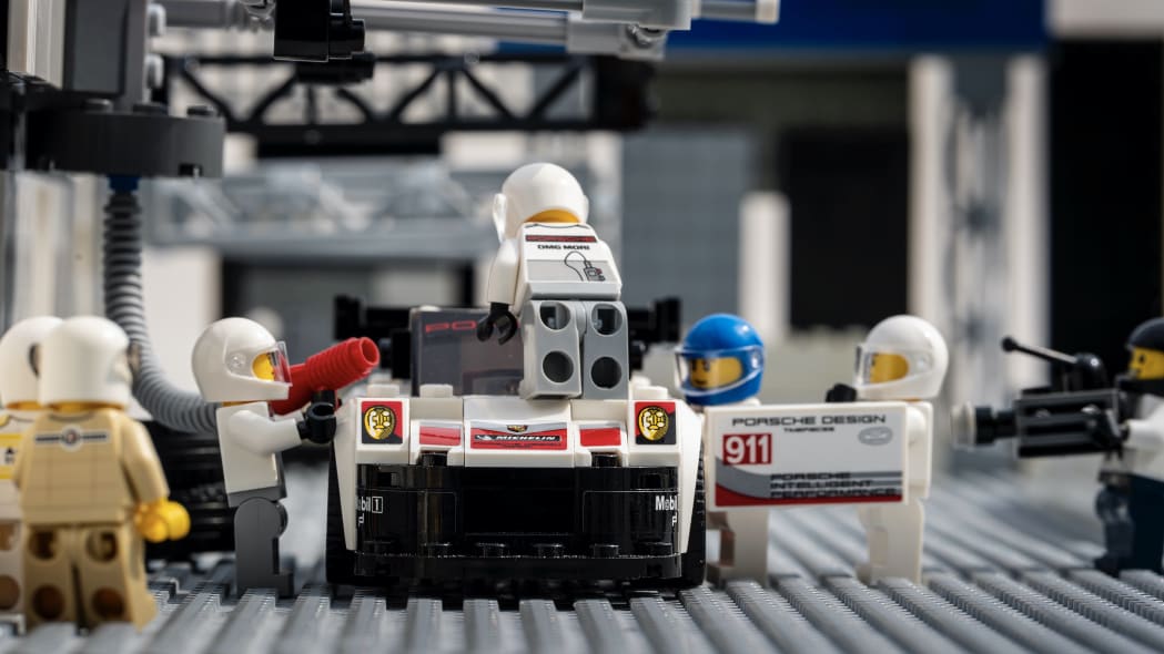 AutomovilMex's tweet photo. El fotógrafo Dominic Fraser y #Porsche le sacaron jugo al tiempo libre por la cuarentena, al recrear fotografías icónicas de Porsches con juguetes de #LEGO. ¿Quién dice que la fotografía automotriz no se puede practicar encerrado en casa? 👌 #AEscalaAP #HobbyAP @PorscheMexico https://t.co/gIWF24Cvm2