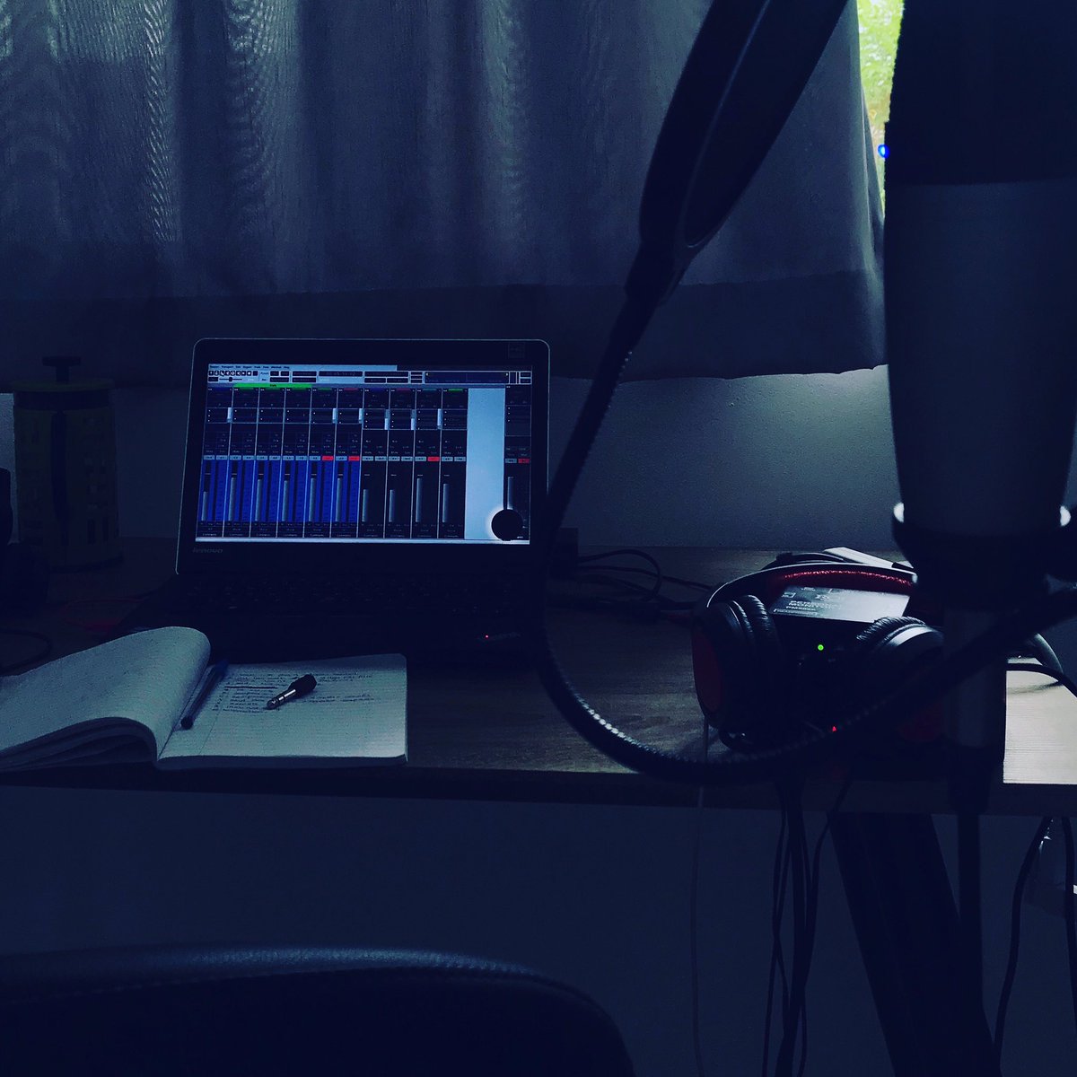 Garzonacarlos's tweet photo. Trabajando en la preproducción (voces) de nuestro nuevo material. @ran_42k #singer #ardourdaw #linux #linuxmusician #NewMusic #rock #ElSalvador https://t.co/gdAImAQePe