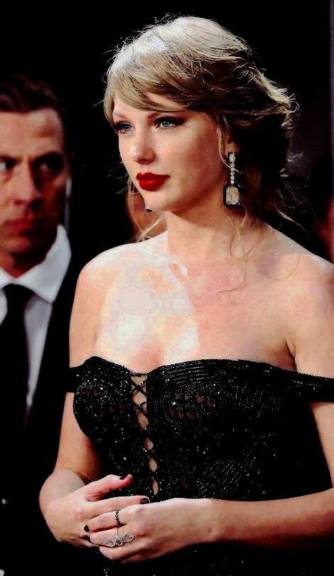 the queen in black