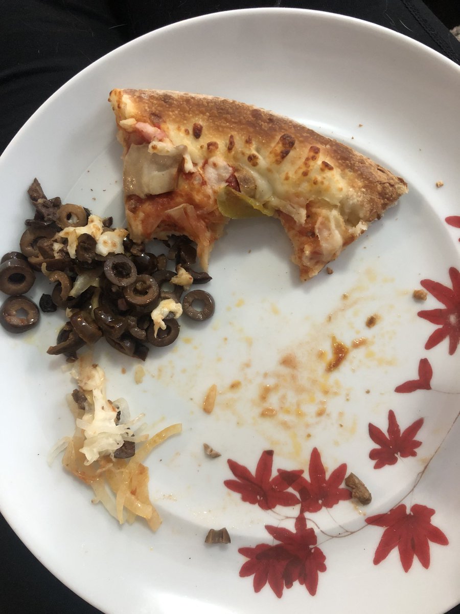Molly_Mo117's tweet photo. @PapaJohns : ordered “The works”.. is this normally how many olives belong on a slice? #whoa #papajohns #help https://t.co/HH9K3DhLeh