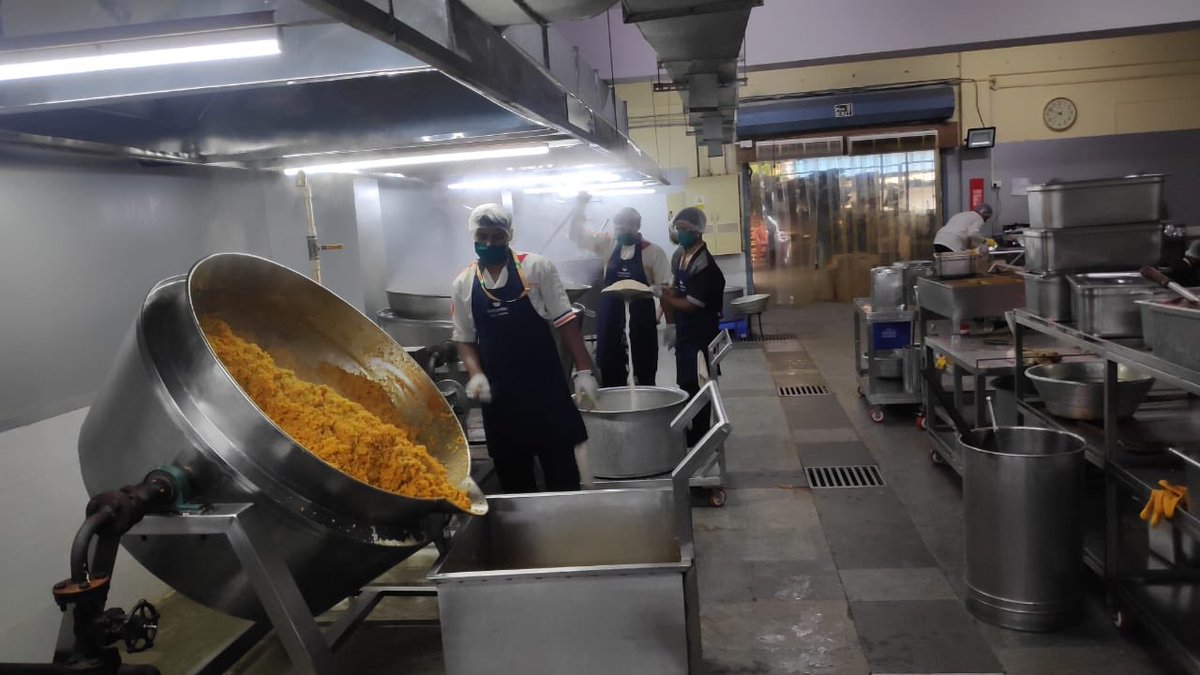 TheVikasKhanna's tweet image. 5.We continue 2 deliver cooked meals inNCR &amp;amp; Mumbai w @HungerBoxApp @DrinkShunya 
In Delhi we r starting night distribution of meals near AIIMS
6.Working on OneMillionMeals Event in Delhi 2 support Transgenders-SexWorkers-AIDS patients in guidance/blessings by @ImLaxmiNarayan ❤️