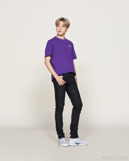 BTS Jimin showed off his warm-hearted visual and superior physique through Fila's official Weibo.Fans responded by saying, "Wow, Jimin's legs proportion is amazing," "Jimin's physique, visuals, and atmosphere are all perfect," etc. http://naver.me/FPabeXAl 
