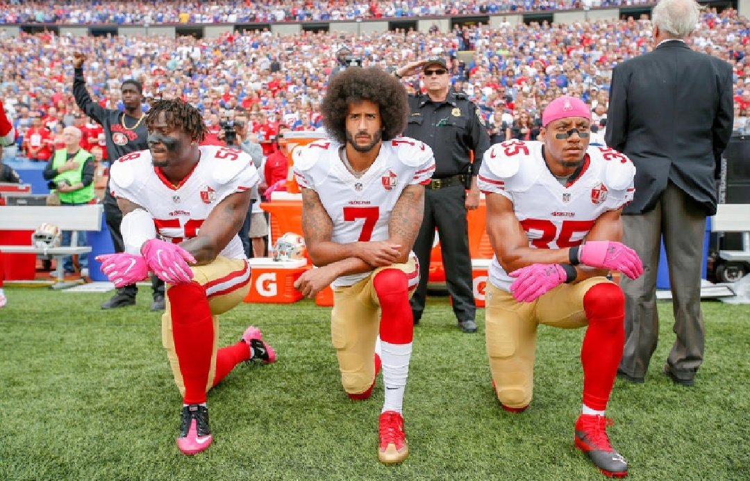 Le lendemain  #ColinKaepernickexplique: «Il y a des cadavres dans les rues et des meurtriers qui s’en tirent avec leurs congés payés»Il fait référence aux hommes noirs tués par la Police sans aucune sanctionD'autres joueurs Noirs vont le suivre #TakeAKnee un mouvement est né