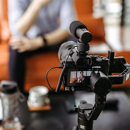 How is the #COVID19 pandemic impacting newsrooms across the country? In our latest blog, SAE Sierra Oshrin examines how reporters are adapting to the current landscape, working remotely with limited resources and a heavier focus on local angles. Read more:hubs.ly/H0qRJxC0