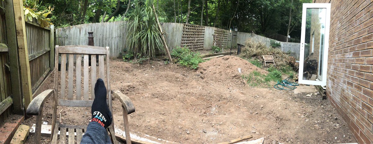 SleepunderW's tweet photo. @LetsDelightUK @WarwickHour This is my garden at the moment!! (Well a couple of days ago, but not a lot has changed) #warwickhour https://t.co/4x2mu2bMaf