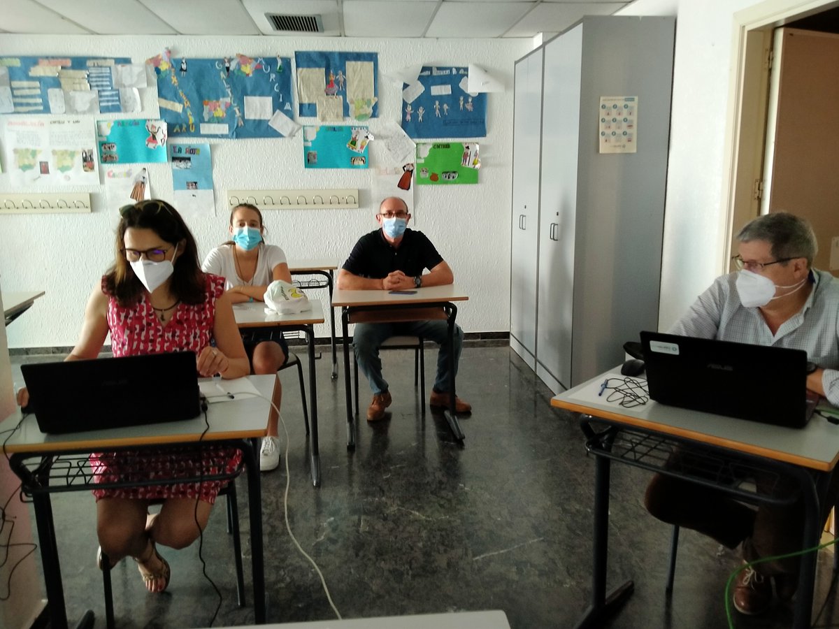 centrosanvalero's tweet photo. Gran afluencia de familias a través de YouTube en la Jornada de #PuertasAbiertas #Online orientada a 1º ESO.
Han recibido las explicaciones del equipo directivo y profesores del centro. 
📣Mañana ⏲️18:00 h. información para 2º, 3º, 4º ESO y Bachillerato.
https://t.co/aU09wRYpT6 https://t.co/0sdcc0FaxA