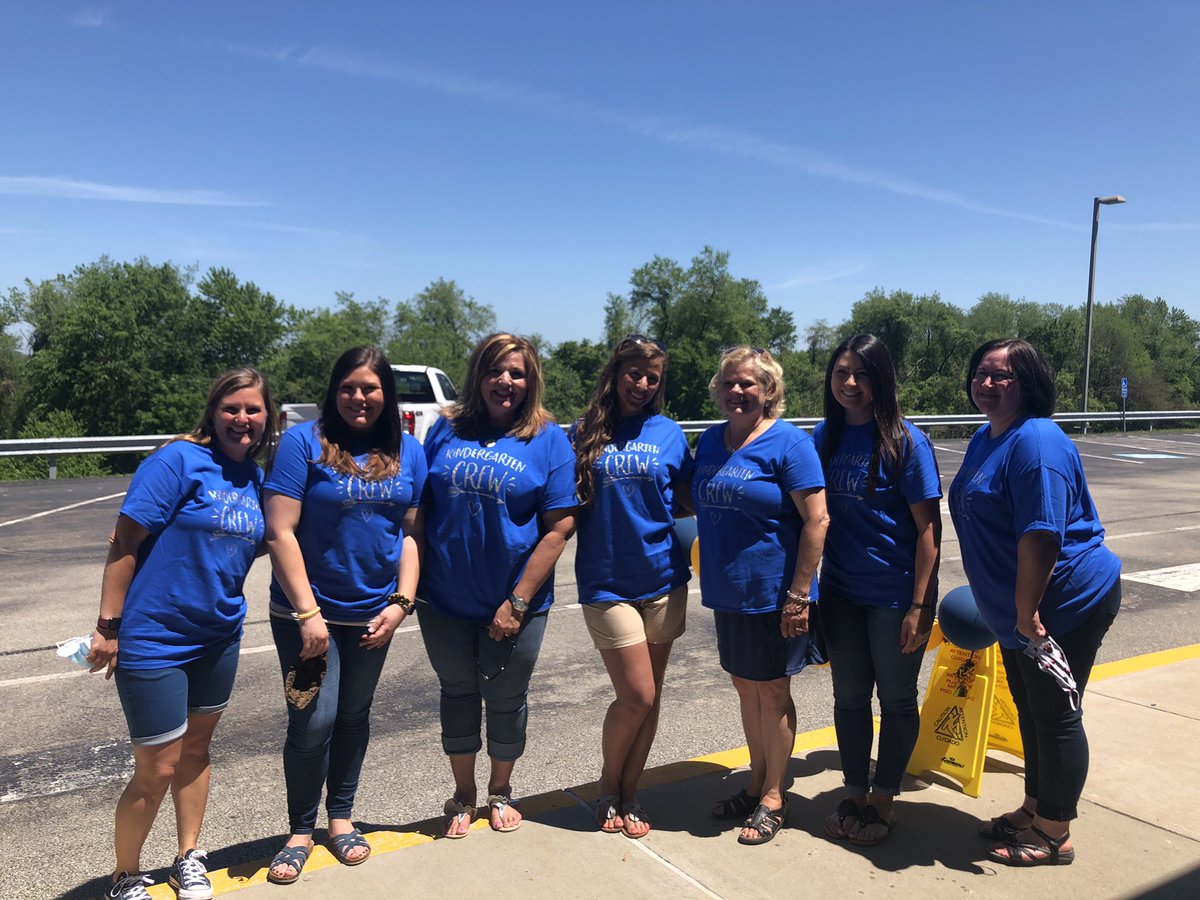 mrscameron209's tweet photo. Congrats to all our little graduates! 🎉The ‘Kindergarten Crew’ were so excited to see everyone today! We’re so proud of you all! 😄@denitti222 @MrsOslowski213 @MrsSnyder212 @MissWilson627 @MrsPireaux211 @mrslong218 @RinggoldSouth https://t.co/1djDgxYN15