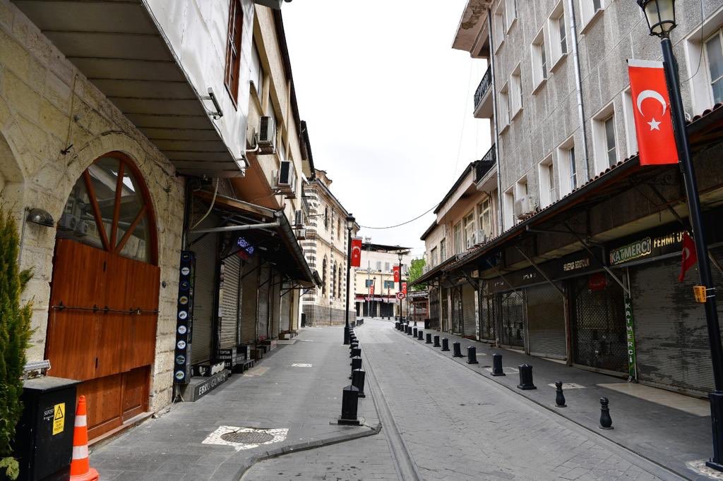 gul_davut's tweet photo. Sokağa çıkmadığınız 4 gün, pandeminin yayılma hızını önemli ölçüde azaltmıştır.

Kurallara  uyarak bu mücadeleye büyük destek oldunuz,hepinize çok teşekkür ediyorum👏

Bana bir şey olmaz,kimse ceza yazmaz diyerek dolaşan 11300  kişiye idari işlem yapılmıştır.

#MaskeniTak https://t.co/BSjXBGLi3x