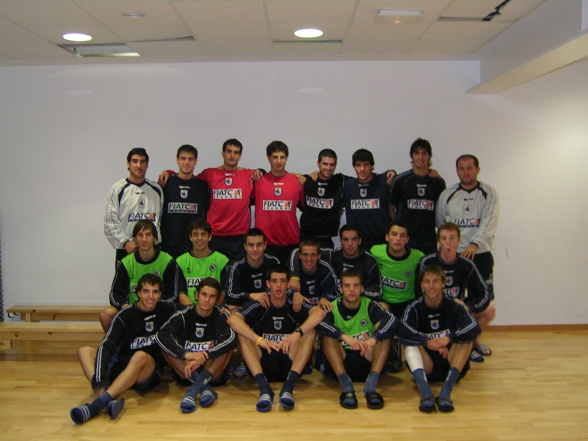 Aquella temporada, Manu García junto a la mayoría de la generación del 86 pasan de los sintéticos de la División de Honor Juvenil al barro de la Preferente Guipuzcoana. Para llegar a Primera hay sufrir en invierno en Mutriku.