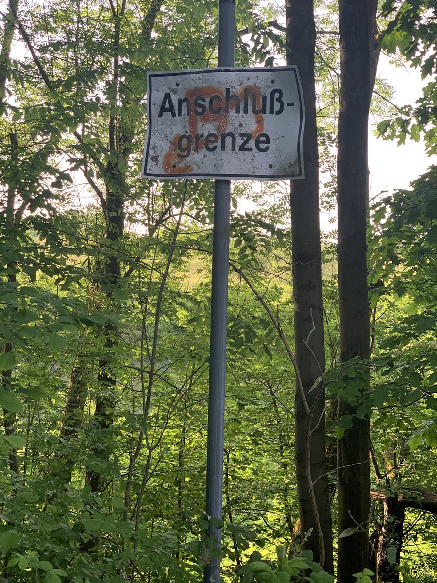 JensMatheuszik's tweet photo. 3/3 @MarcGrf3 Wenn ich den #Springorumradweg bzw. #Springorumtrasse her fahre 🚴♂️- dann sehe ich oft dieses Schild. Anschlußgrenze? Aus der Vergangenheit kenne ich Anschlußgebiet. Passt aber nicht ganz. Oder kann bis hierhin was ans Ehrenfeld #boEhrenfeld angeschlossen werden? 🤔 https://t.co/V03FxKyljT