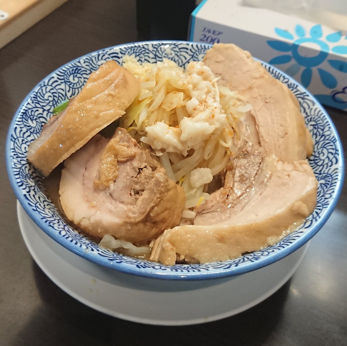 z33vt's tweet photo. 麺屋AMORE@浜松市
豚ラーメン 豚マシW

豚マシWは丼を覆う勢いで食べ応えありあり😋二郎な見た目だがこちラは麺スープが特徴的👍スープは確り乳化して円コク✨麺はツルッとした仕上がりで､ある意味ぽくない。ぽくはないけど､ど旨い✨特にスープは違うスタイルでも食べてみたい逸品💖
次のも楽しみ✨ https://t.co/G66iFDGNAp