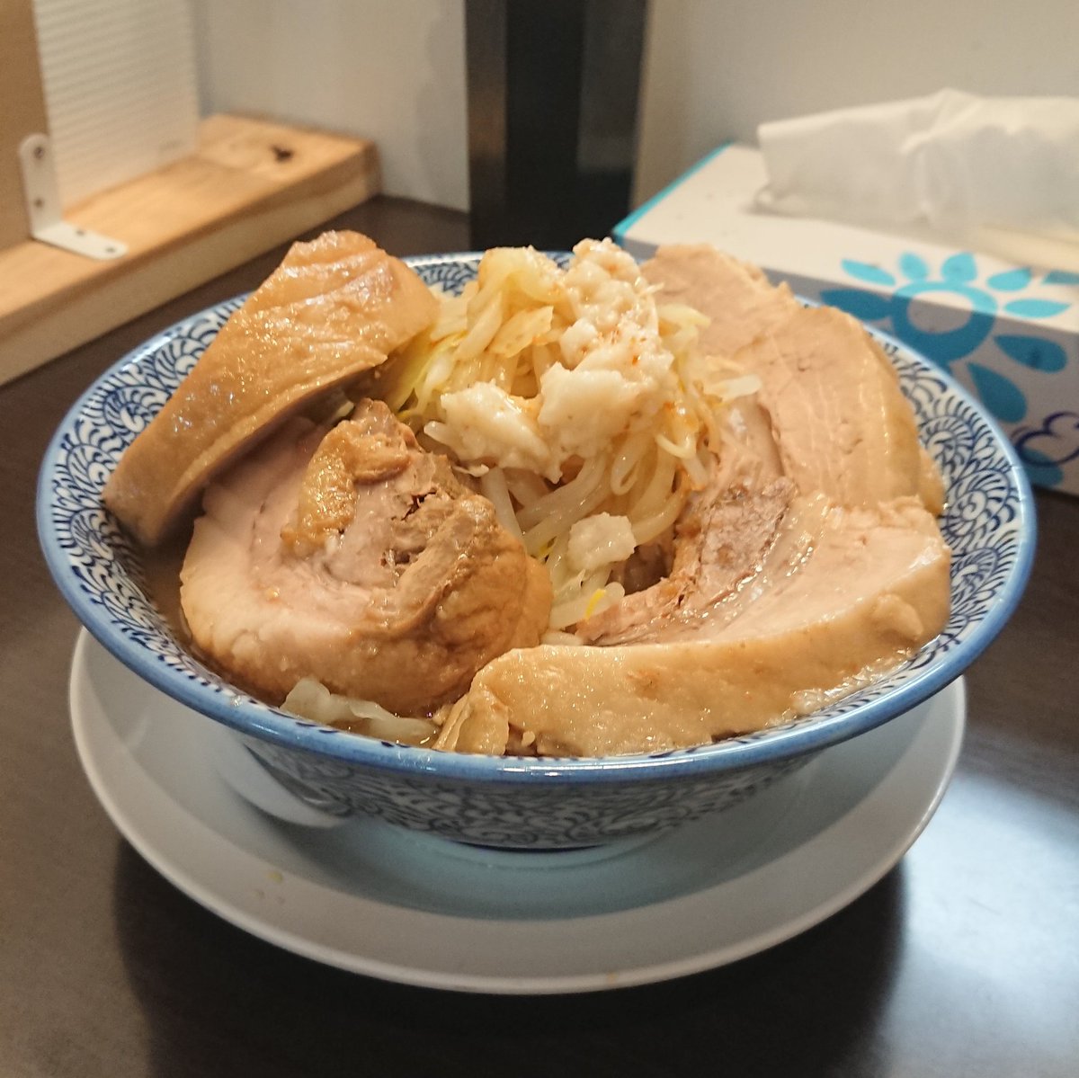 z33vt's tweet photo. 麺屋AMORE@浜松市
豚ラーメン 豚マシW

豚マシWは丼を覆う勢いで食べ応えありあり😋二郎な見た目だがこちラは麺スープが特徴的👍スープは確り乳化して円コク✨麺はツルッとした仕上がりで､ある意味ぽくない。ぽくはないけど､ど旨い✨特にスープは違うスタイルでも食べてみたい逸品💖
次のも楽しみ✨ https://t.co/G66iFDGNAp