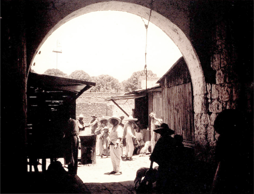 museofranzmayer's tweet photo. Franz Mayer recorrió el país para captar con su cámara fotográfica gestos fugaces, actos cotidianos e individuos anónimos del México que adoptó como su patria.

#MuseoFranzMayer

Franz Mayer
Amecameca, Estado de México, 1930. https://t.co/HAc0g7QC3E