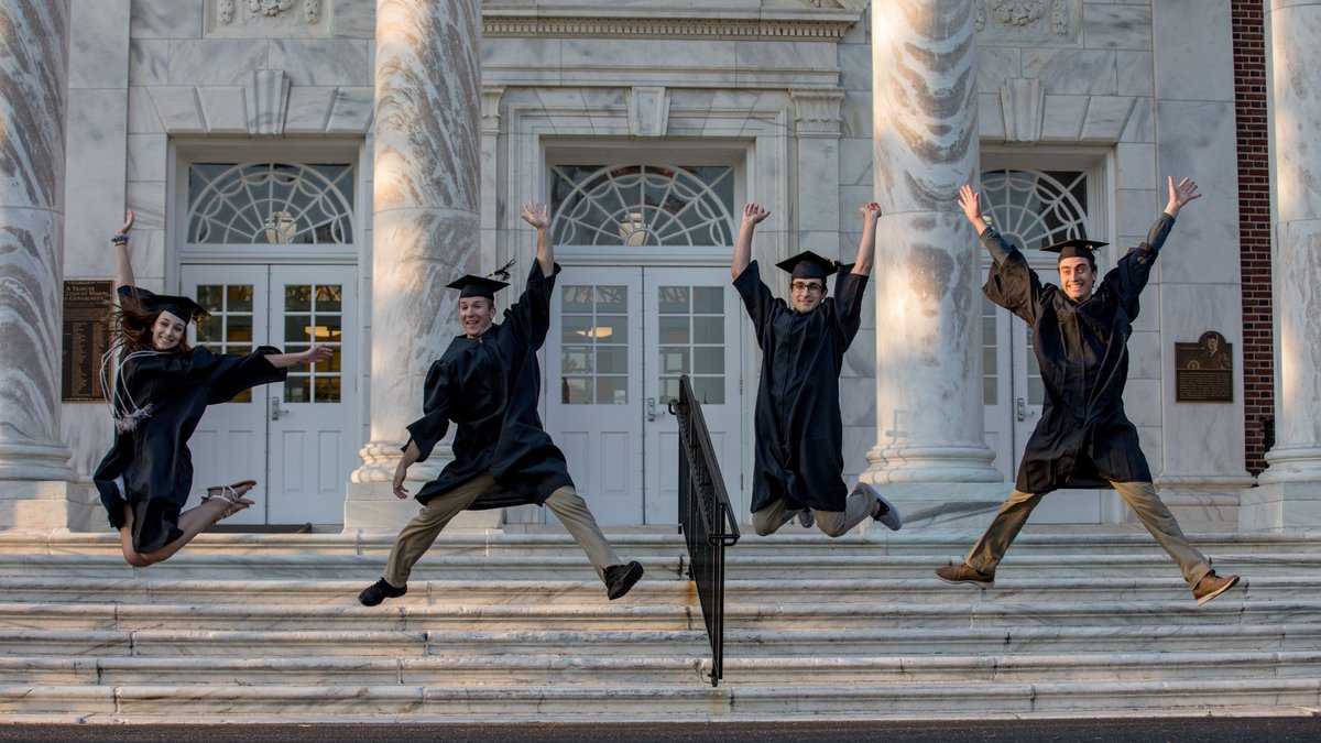 Looking for grad photos, a professional headshot, roommate photos, cute couple photos or "just because" photos with friends, join us for a free professional mini photoshoot 📸 
📆: 5/28/20
📍: Bunce Green
Sign up ➡️  bit.ly/2X1YL8j
