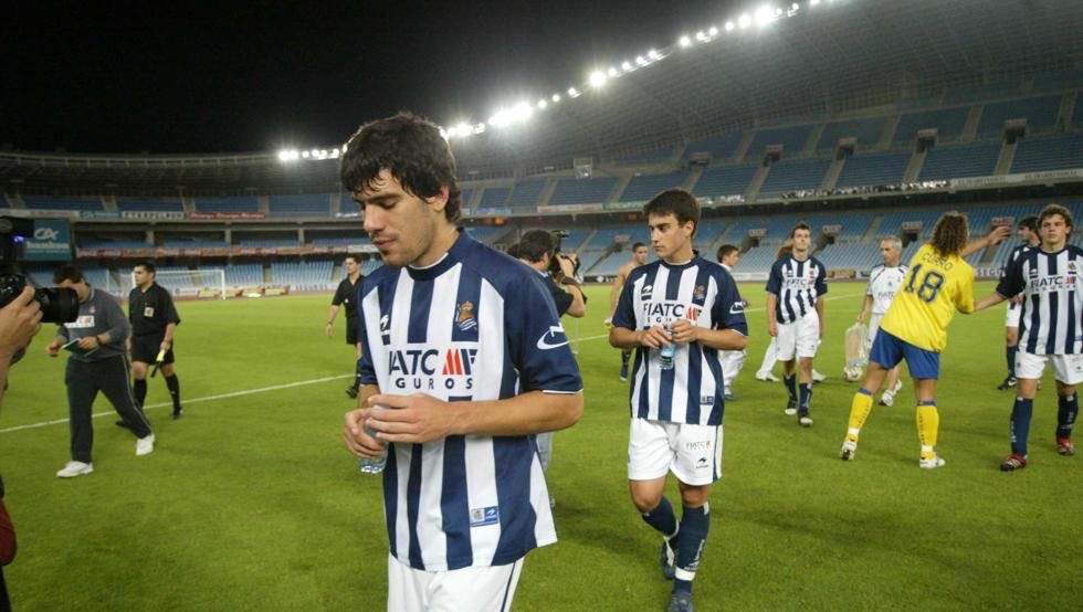 El camino de Manu hasta llegar a Primera no fue ni mucho menos fácil. Pese a que en su debut con la Real Sociedad B lograrían jugar el Play-Off junto a Castillo, Carlos Martínez, Agirretxe, Díaz de Cerio, Elustondo, Zurutuza, Mikel González o Dani Estrada.