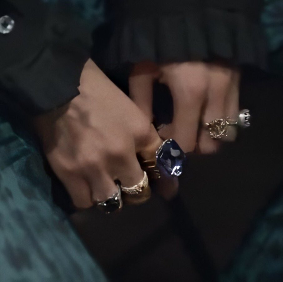 Taehyung really has the prettiest chokers I've ever seen 🥺🥺 I'd love to wear them