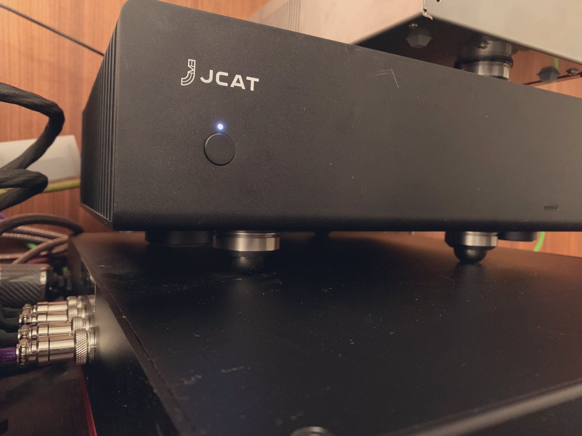 marcin_gps's tweet photo. Up or down? foQ footers faced down sound better here. Do you use any vibration control in your systems?  #computeraudio #musicserver #jplay #jcat https://t.co/r4entZmLbJ